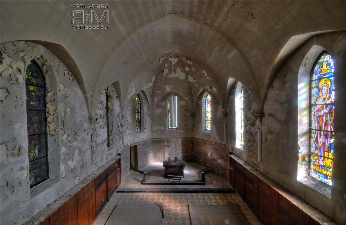 Kirche mit Altenheim